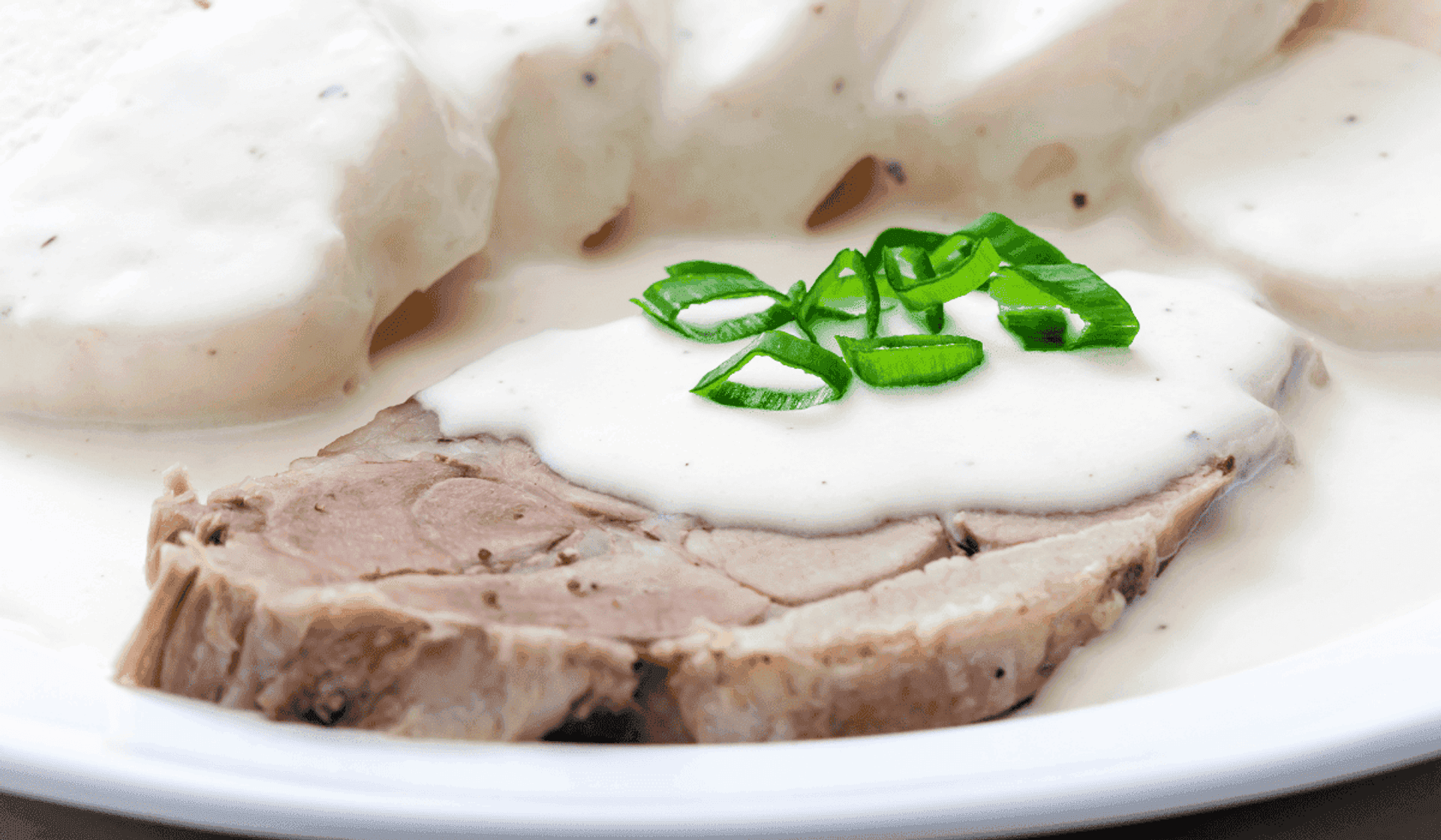 Sztuka mięsa w sosie chrzanowym, z ziemniakami i burakami 450g