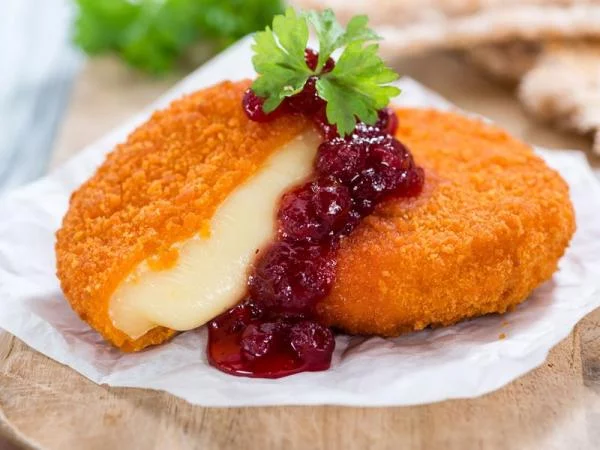 Camembert w cieście z żurawiną, frytkami i surówką 400g