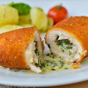 Kotlet a'la de volaille z ziemniakami i surówką colesław 450g