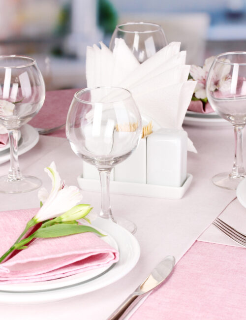 eleganckie nakrycie stolu w restauracji scaled