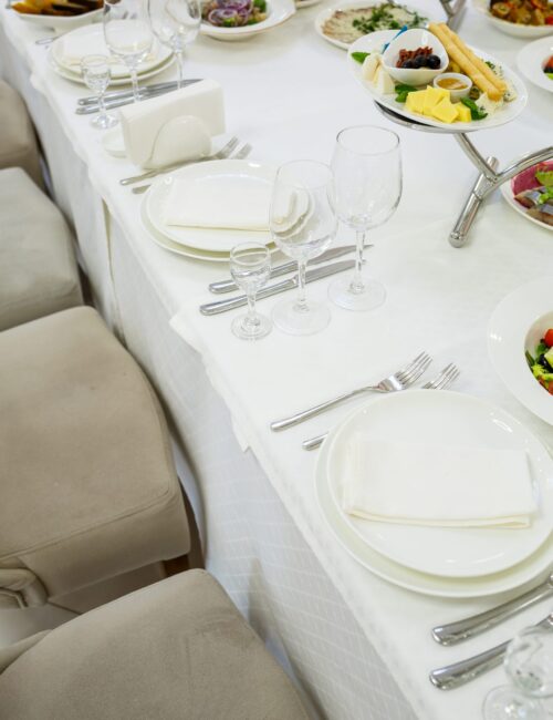 obsluga swiatecznego stolu w restauracji przygotowanie bankietu na swieta drogie materialy dekoracyjne naczynia na jedzenie i napoje scaled
