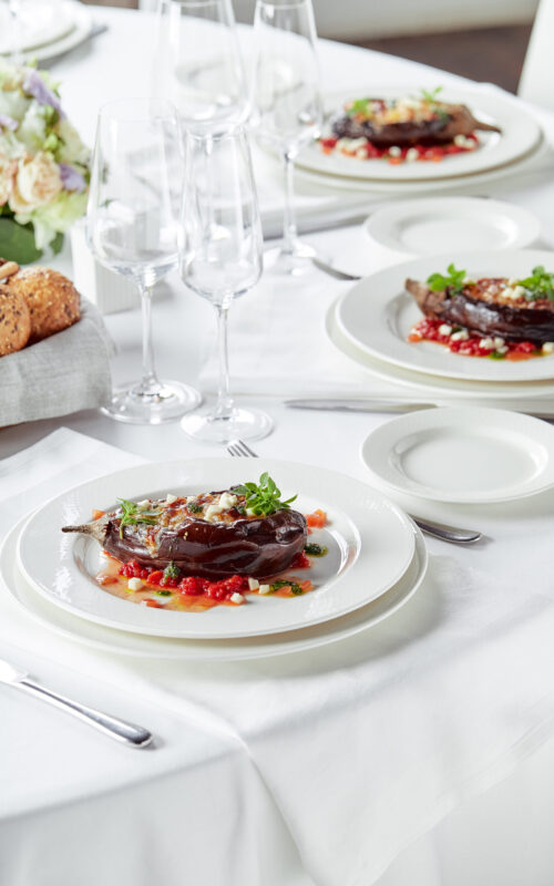 pol pieczone baklazany z miesem serem i pomidorami na bialym tle uroczyste dania bankietowe menu restauracji dla smakoszy biale tlo 2 scaled